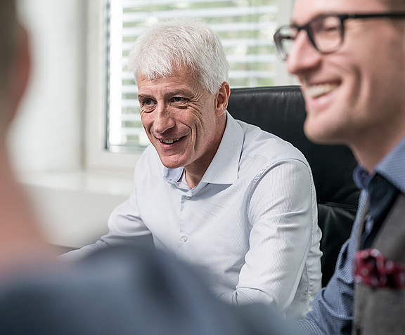 Mehrere Männer führen eine Konversation