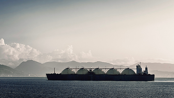 Großes Frachtschiff mit Öltanks beladen auf dem Wasser